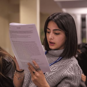 Medcampus ragazza che legge un documento